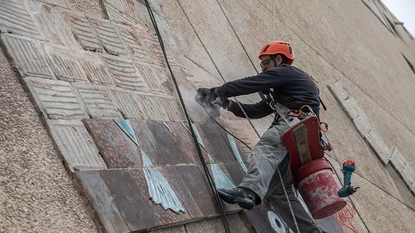 עבודות בגובה: שיפוץ מבנים, איטום, ניקיון חלונות ותחזוקה